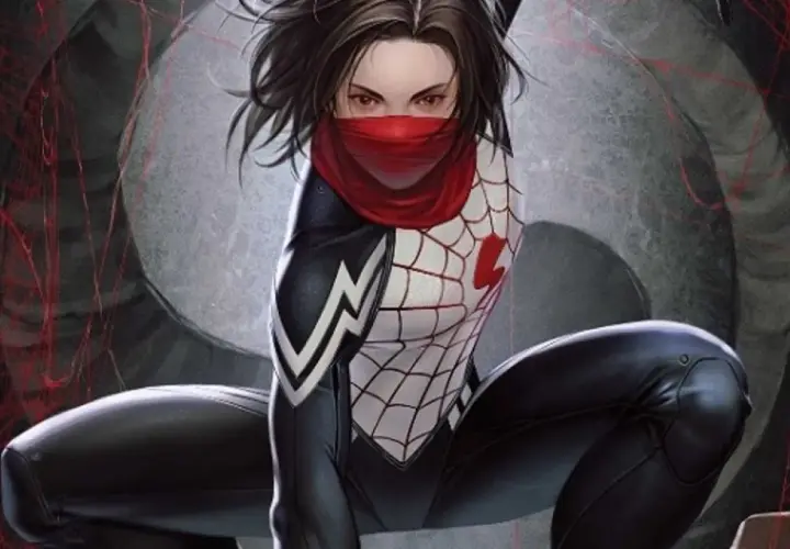 Cindy, alias Silk, se prépare à l'action dans son costume de Spiderman 2, entourée de toiles d'araignées rouges.