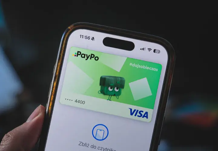 Karta PayPo na ekranie telefonu, z zabawną postacią i napisem #dajsobieczas. Wygląda na to, że paypo nie działa, bo ekran pokazuje "Zbliż do czytnika".