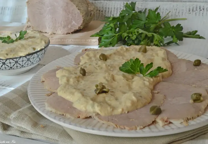 Fette di vitello tonnato veloce, guarnite con salsa tonnata, capperi e prezzemolo. Un piatto classico pronto in poco tempo.