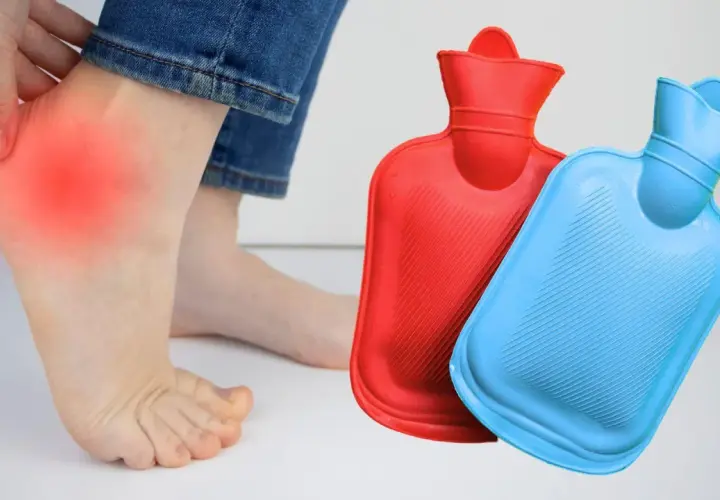 Schmerzende Ferse mit roter Markierung und Wärmflaschen. Was tun gegen Fersenschmerzen? Wärme kann helfen.