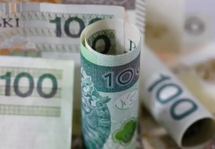 Zwijane banknoty 100 zł. Czy to kwota, ile radny dostaje za sesję?