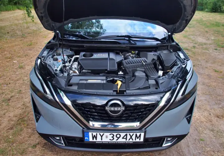 Silnik Nissan Qashqai e-POWER. Pod maską widać jednostkę napędową hybrydową.