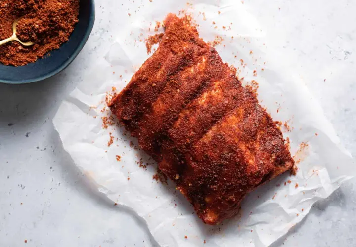 Côtelettes de porc généreusement assaisonnées, prêtes pour la cuisson. La rub sopasco recette parfaite pour des ribs savoureux.