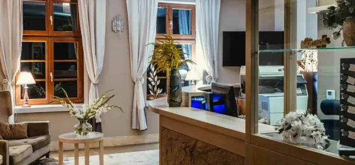 Czy można wynająć pokój w hotelu nie mając 18 lat? Oto ważne informacje