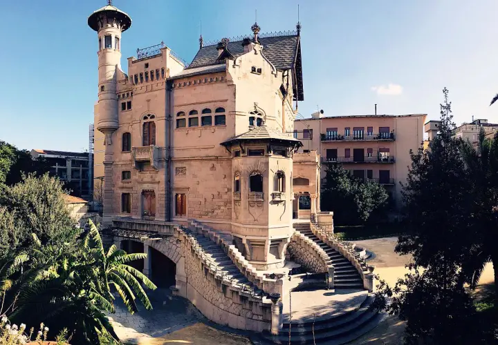 Villa Florio, un gioiello di liberty siciliano, con la sua torre e le scenografiche scale esterne.