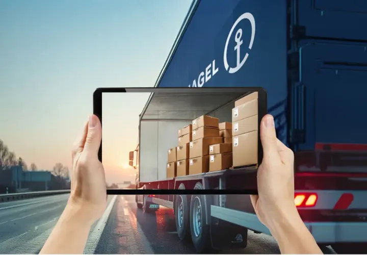 Hände halten Tablet mit LKW-Ladung Paketen. Digitale **tracking spedition** für effiziente Logistik.