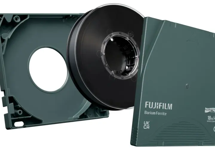Taśma magnetyczna Fujifilm LTO-9, z obudową i pustym pojemnikiem. To zaawansowany magazyn danych, gotowy do archiwizacji.