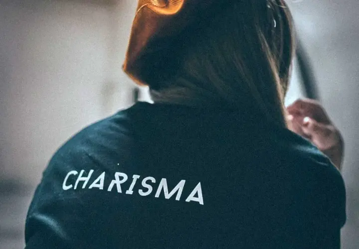 Osoba w bluzie z napisem "CHARISMA" na plecach. To właśnie charyzma co to znaczy?
