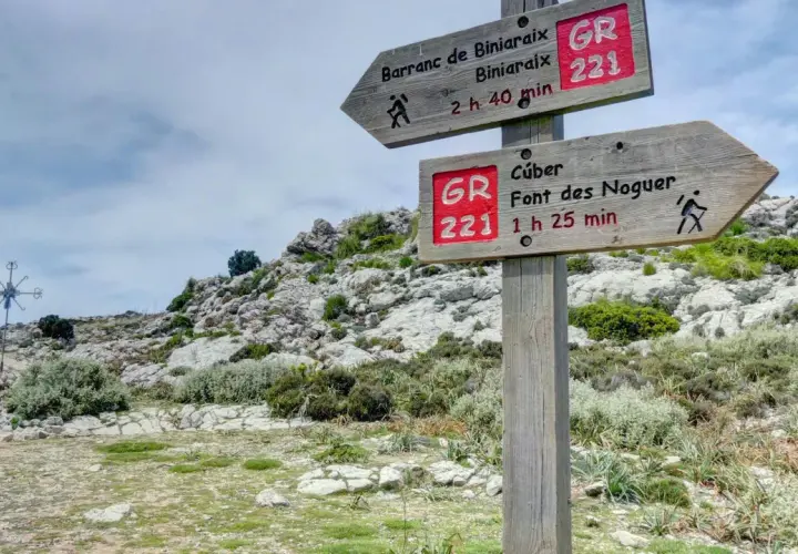 Señalización de rutas de montaña GR 221, indicando el camino a Barranc de Biniaraix y Font des Noguer.