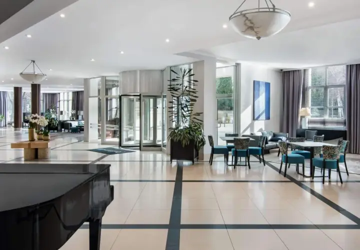 Eleganckie wnętrze hotelu Radisson Blu Wrocław z fortepianem, wygodnymi fotelami i stolikami.