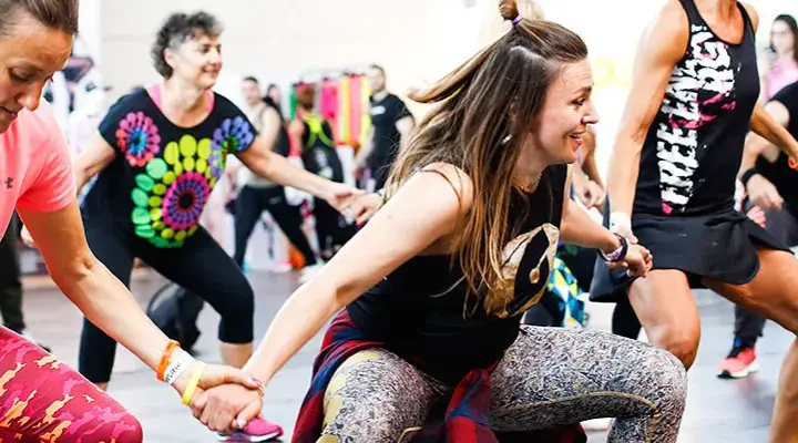 Jak wygląda taniec zumba – poznaj ruchy i radość z tańca