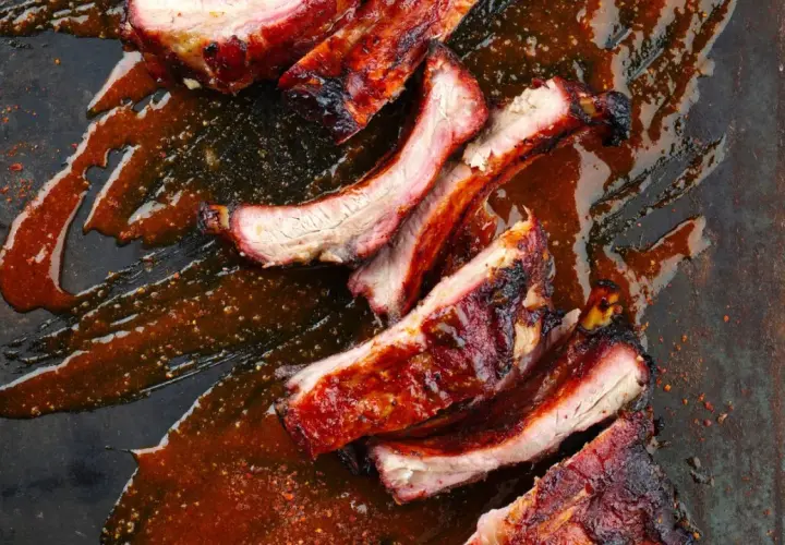 Côtelettes de porc grillées, nappées d'une sauce barbecue savoureuse. Une recette de ribs qui met l'eau à la bouche.