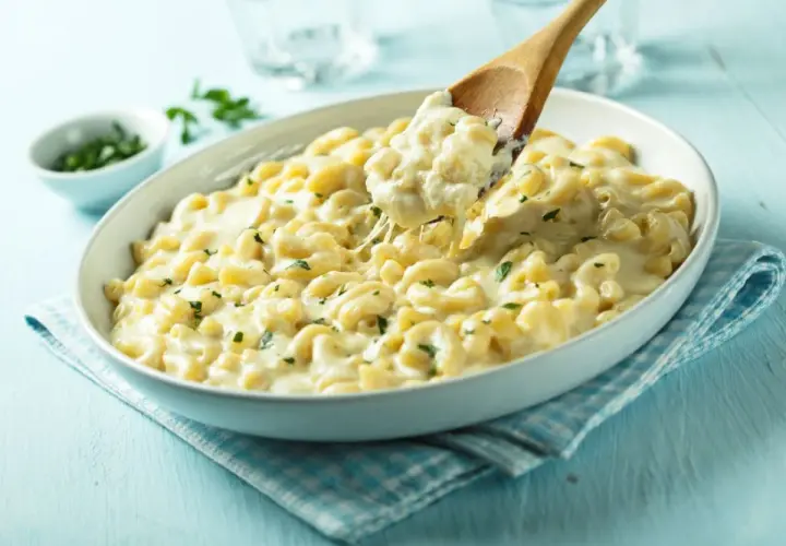 Pyszne, kremowe mac and cheese z ziołami, nabierane drewnianą łyżką. Idealne na pocieszenie.