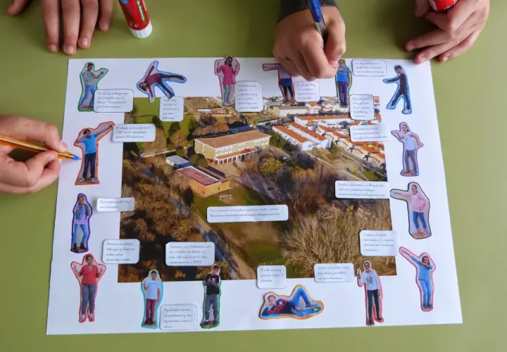 Un collage escolar sobre un colegio, con fotos de alumnos y descripciones. El **libro viajero guardería** es un proyecto que fomenta la creatividad.