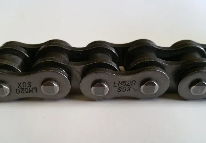 Metalowy łańcuch motocyklowy LM520 SOX. Zastanawiasz się, czym czyścić łańcuch motocyklowy? Ten element wymaga regularnej konserwacji.