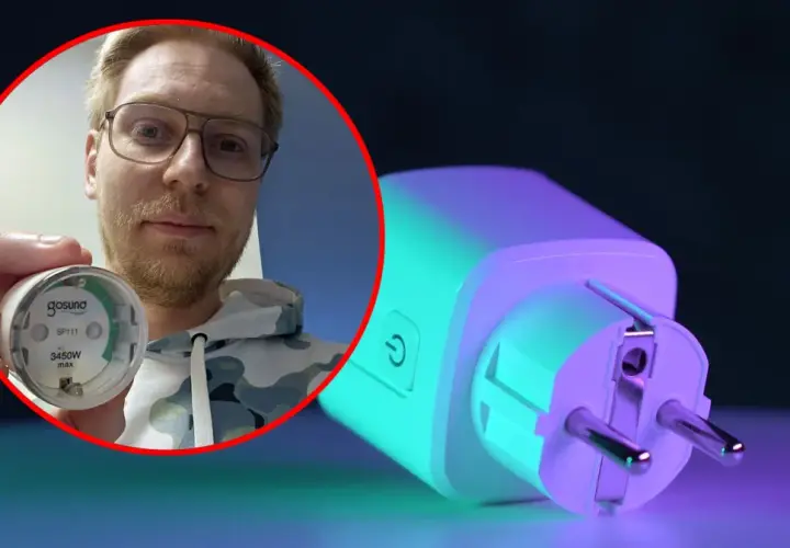 Mężczyzna pokazuje miernik energii, który pomoże Ci dowiedzieć się, jak zmniejszyć pobór prądu przez komputer.