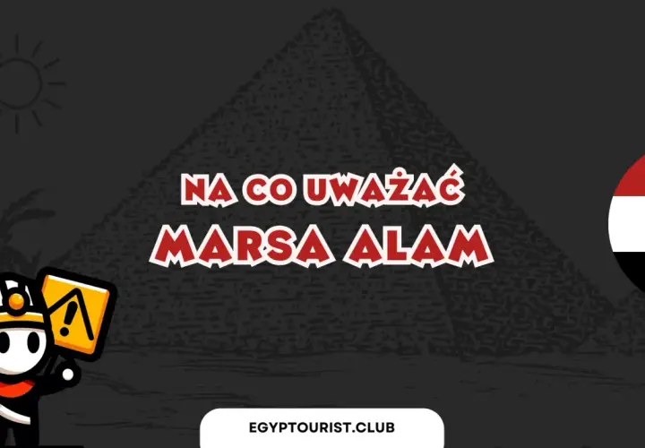 Urocza postać faraona ostrzega: na co uważać w Marsa Alam. Słońce, palma i piramida w tle.