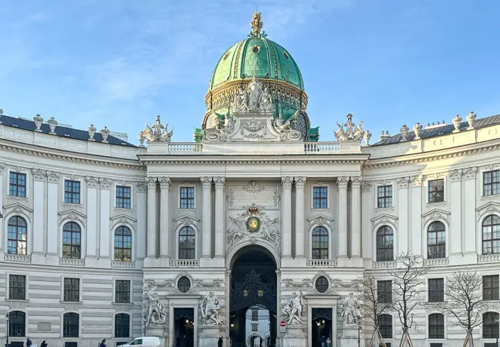 Majestatyczny Hofburg zaprasza na zwiedzanie. Wspaniała architektura i zielona kopuła zachwycają.