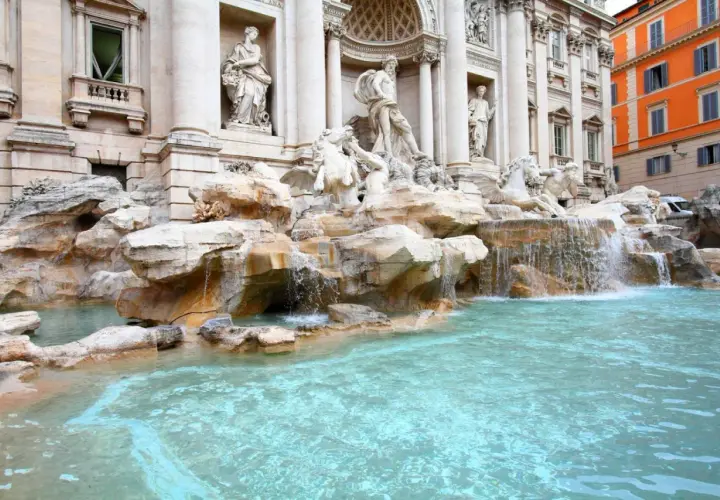 Fontana di Trevi, un capolavoro barocco. Vicino, scopri piazze incantevoli e vicoli storici, un vero tesoro da esplorare.
