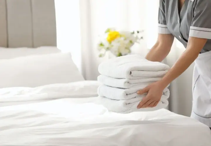 Sekret poduszek hotelowych: Jak przenieść luksus do sypialni?