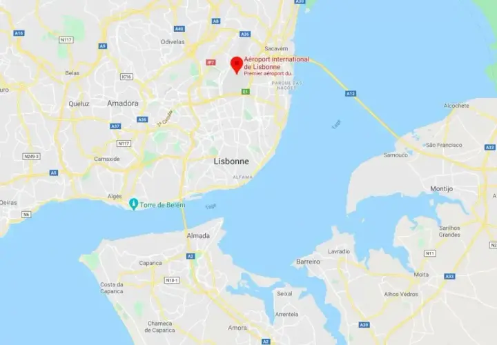 Mapa pokazuje lotniska w Portugalii, ze szczególnym uwzględnieniem międzynarodowego lotniska w Lizbonie.
