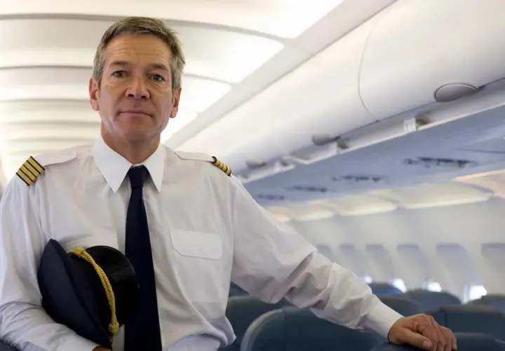 Erfahrener Pilot im Cockpit, bereit für den nächsten Flug. Das Gehalt eines Piloten ist oft ein spannendes Thema.