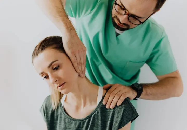 Fisioterapista esegue manipolazione cervicale. Chissà quanto guadagna un fisiatra per un servizio così importante.