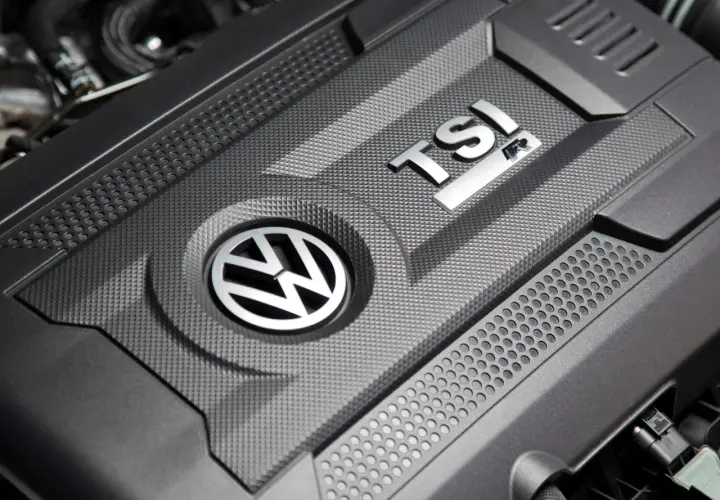 Silnik EA888 TSI z logo VW.