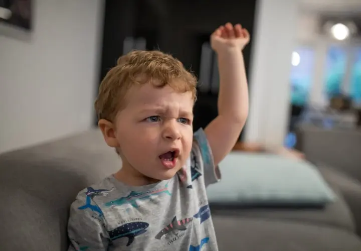 Mi hijo de 3 años me pega, con el puño en alto y una expresión de enfado.