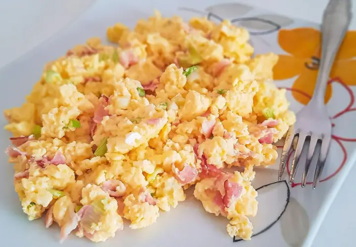 Oeufs brouillés avec jambon et ciboule, parfaits pour un bébé dès 6 mois. Un délice facile à préparer.