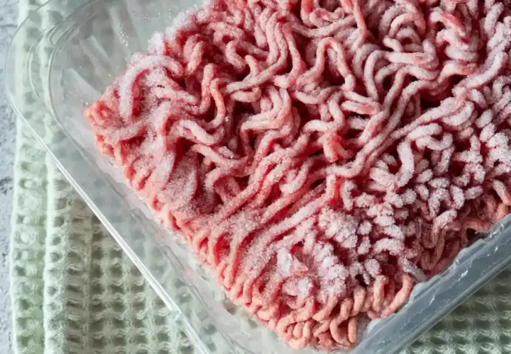 Mrożone mięso mielone w plastikowym opakowaniu, gotowe do rozmrożenia w mikrofali.