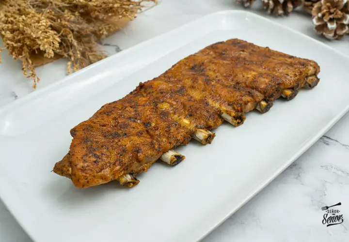 Costilla de cerdo al horno, jugosa y dorada, lista para disfrutar. Un manjar que invita a saborear cada bocado.