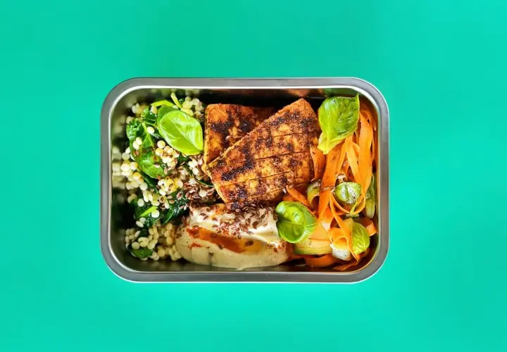 Pyszna dieta pudełkowa wegetariańska Warszawa: grillowany tofu, kasza, szpinak, marchewka i hummus.