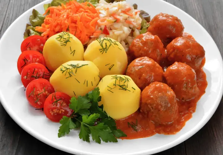 Pulpeciki w sosie pomidorowym z ziemniakami, pomidorkami i surówką z marchewki. Idealna surówka do pulpetów!