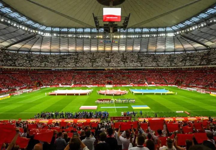 Stadion Narodowy, gdzie mieści się ponad 58 tysięcy widzów, wypełniony po brzegi kibicami.