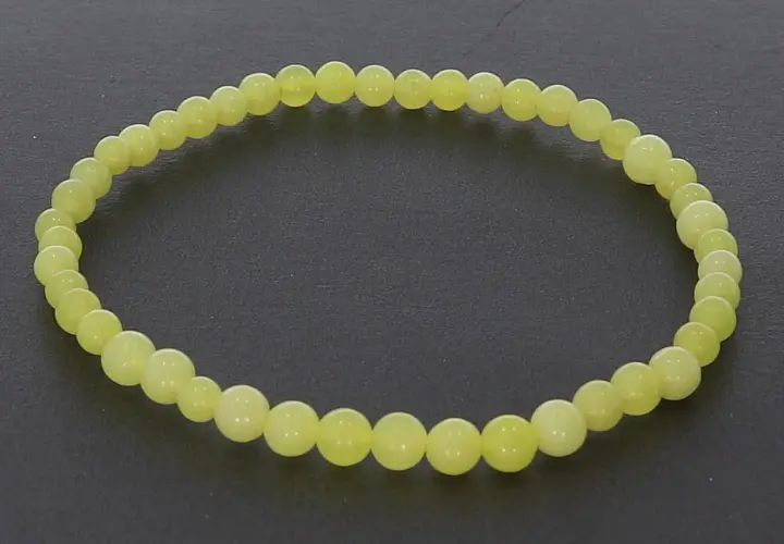 Armband aus gelben Jadeperlen. Die gelbe Jade soll positive Energie und Wohlstand anziehen, eine sanfte Wirkung für Körper und Geist.