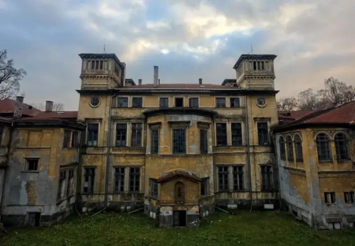 Pałac w Krzeszowicach - historia, architektura i aktualny stan obiektu
