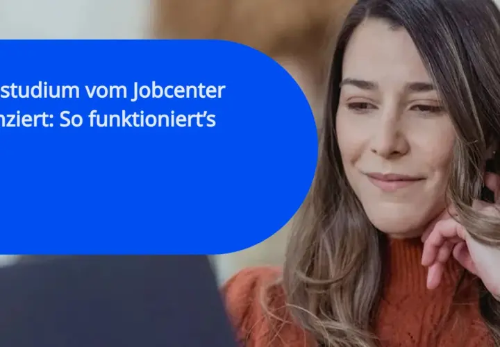 Junge Frau am Laptop, die sich über ein Stipendium für ein Fernstudium informiert, finanziert vom Jobcenter.