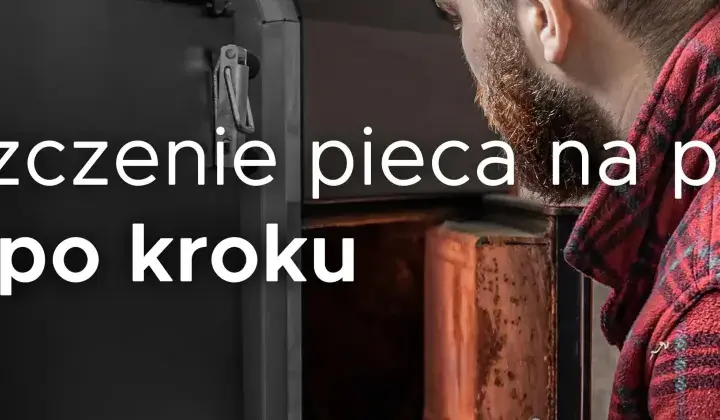 Mężczyzna w kratę pochyla się nad otwartym piecem na pellet, by dowiedzieć się, jak czyścić piec na pellet krok po kroku.