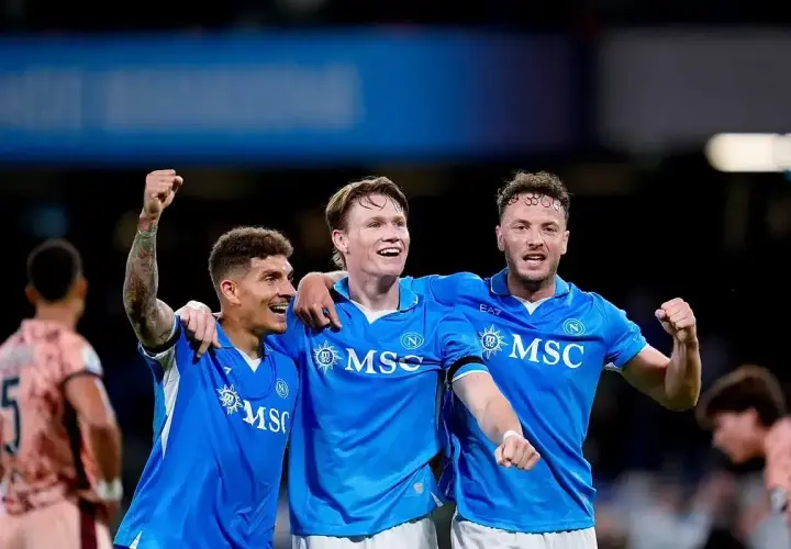 Piłkarze Napoli świętują zwycięstwo nad Hellas Verona. Radość na twarzach, podniesione pięści.
