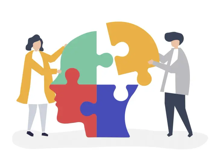 Due persone compongono un puzzle a forma di testa, simbolo della psicoterapia sistemico relazionale.