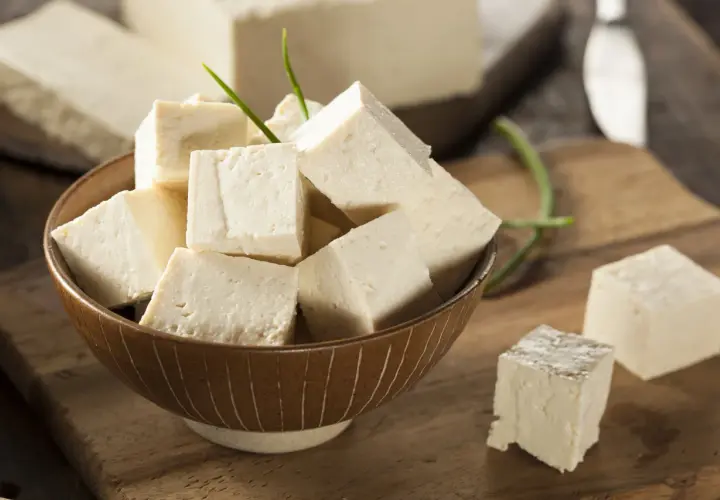 Cubetti di formaggio simile alla feta in una ciotola, pronti per essere gustati.