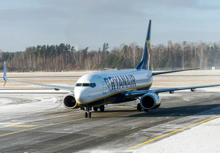 Samolot Ryanair na zaśnieżonym pasie startowym. Czas na bilety do Anglii!