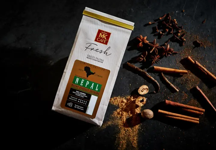 Kawa MK Café Nepal Mount Everest Supreme. Intensywność kawy na skali 5/6. Otoczona przyprawami: cynamon, anyż, goździki, gałka muszkatołowa.