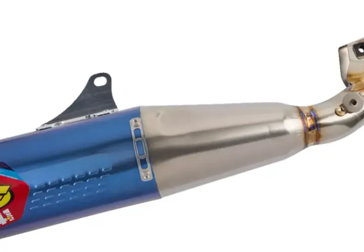 Niebieski tłumik FMF 4.1 z włóknem węglowym i logo FMF.