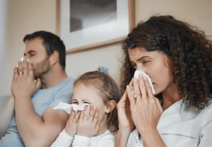 Familia con pañuelos en la nariz. Podría ser una alergia a la humedad como se llama, o un resfriado.
