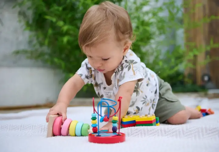 Zabawy sensoryczne dla niemowląt: Rozwój przez dotyk, dźwięk i wzrok