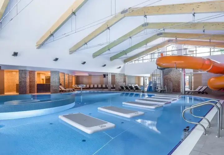 Wspaniały hotel z aquaparkiem w górach oferuje basen z dmuchanymi wyspami, zjeżdżalnie i jacuzzi.