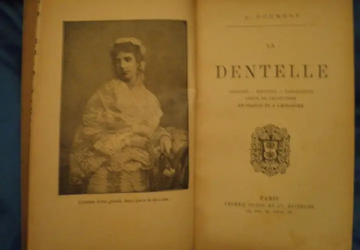 Livre sur la dentelle, avec une gravure de dame en costume orné de dentelles. Le texte évoque l'histoire de la dentelle.