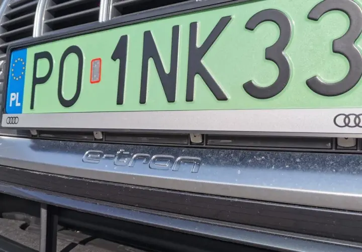 Zielone tablice rejestracyjne w Polsce oznaczają pojazdy elektryczne. Ten Audi e-tron ma numer PO 1NK33.
